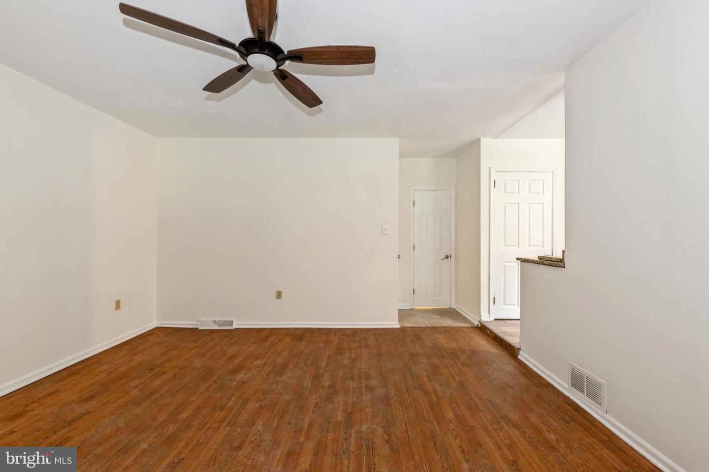 Photo 12 of 23 of 952 Rahway Dr house