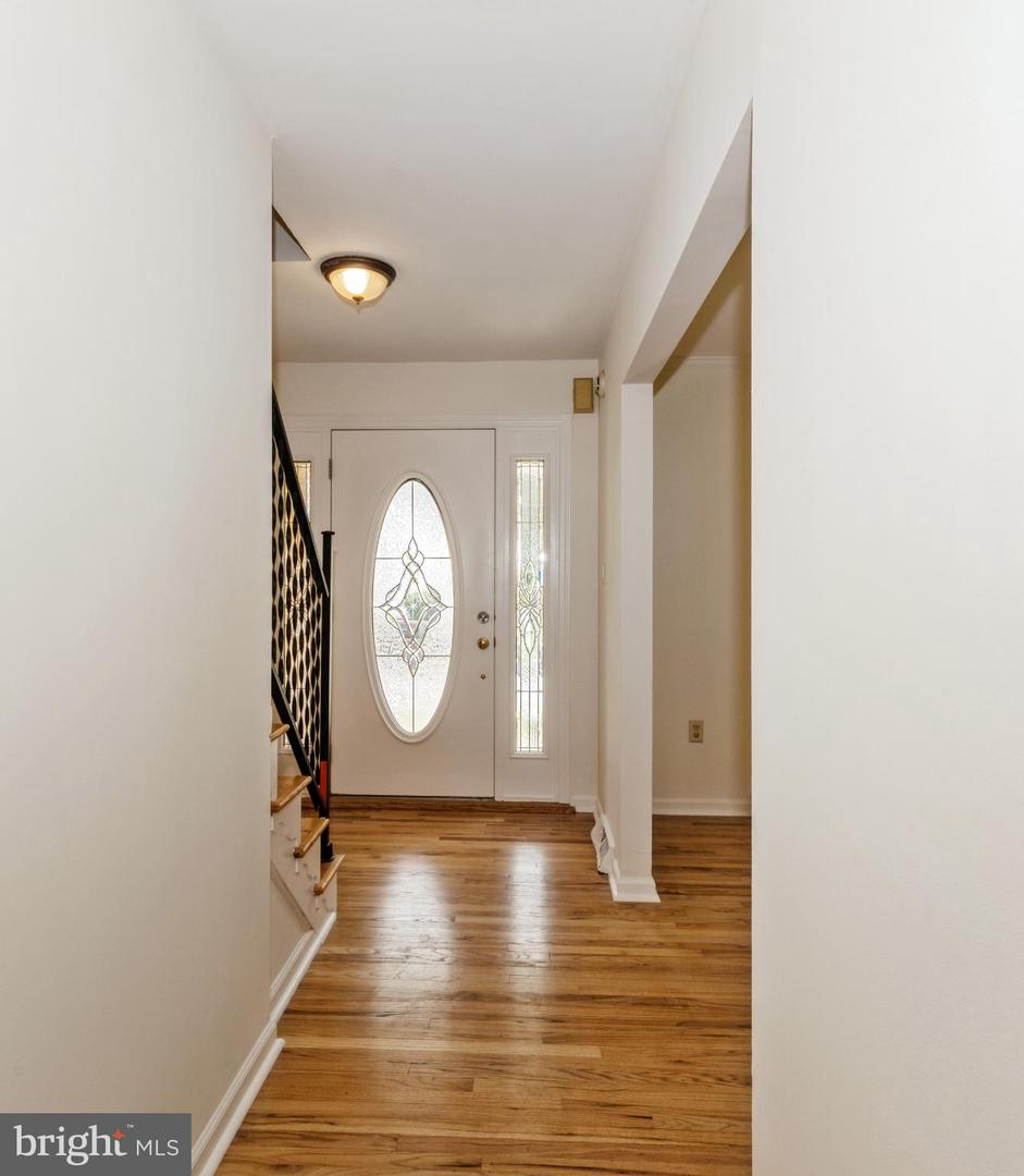 Photo 3 of 23 of 952 Rahway Dr house