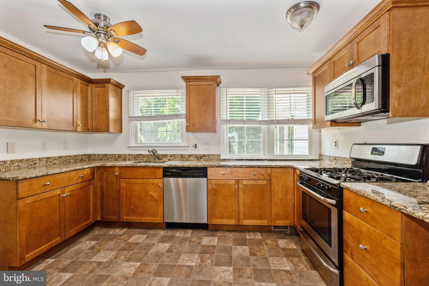 Photo 8 of 23 of 952 Rahway Dr house