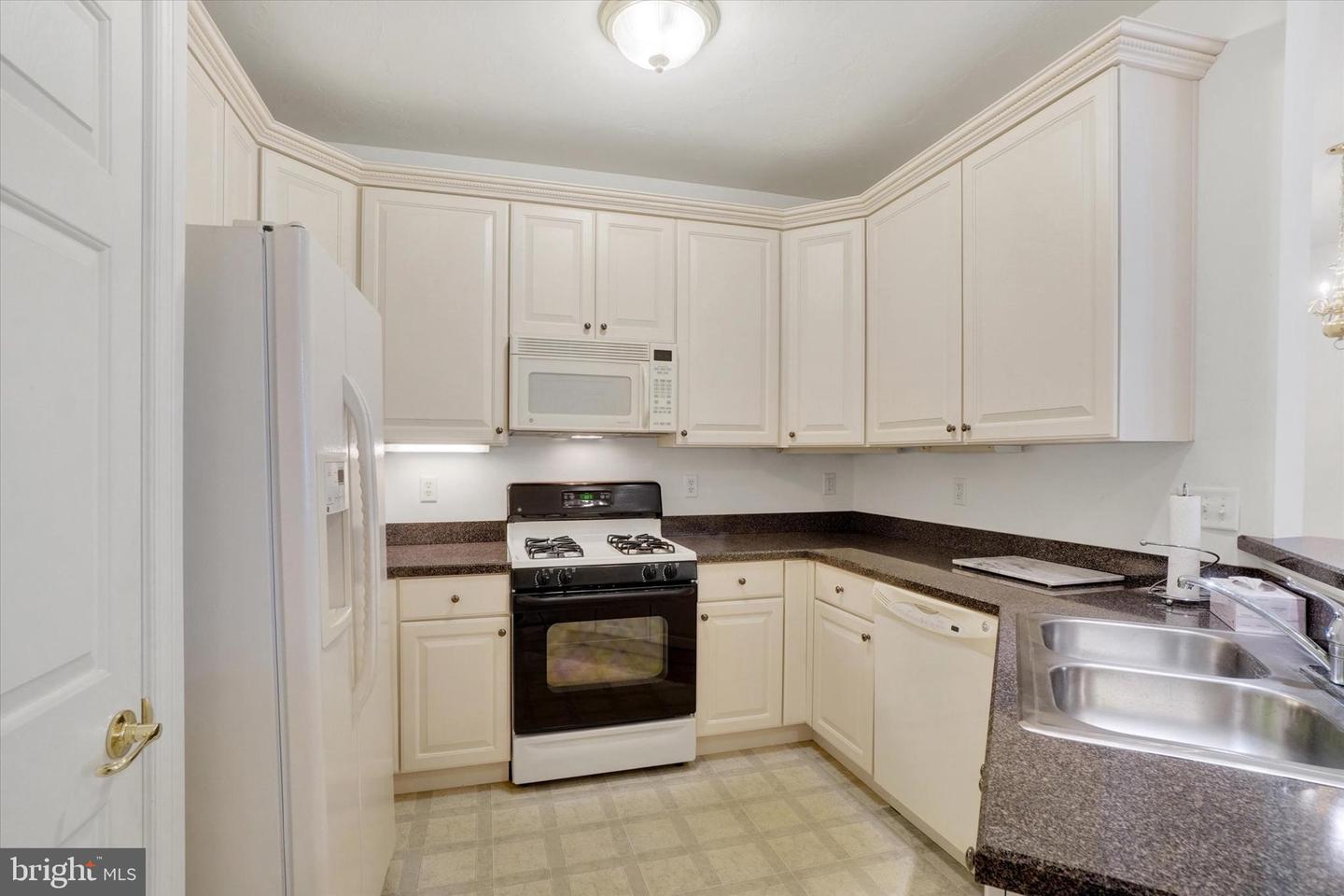 Photo 6 of 26 of 1895 Deerfield Dr townhome