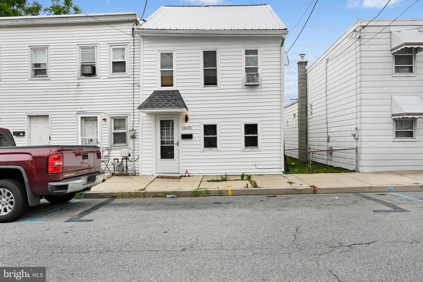 1605 Center Street