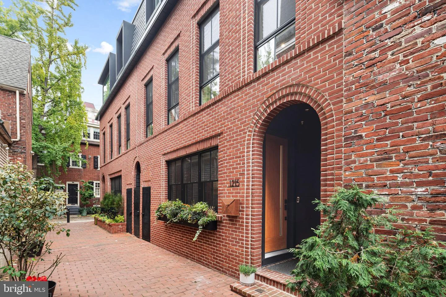 1215 Addison Walk