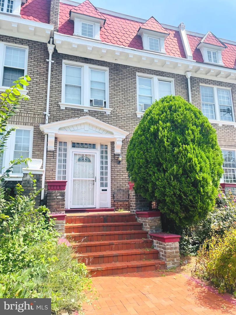 View Washington, DC 20011 townhome