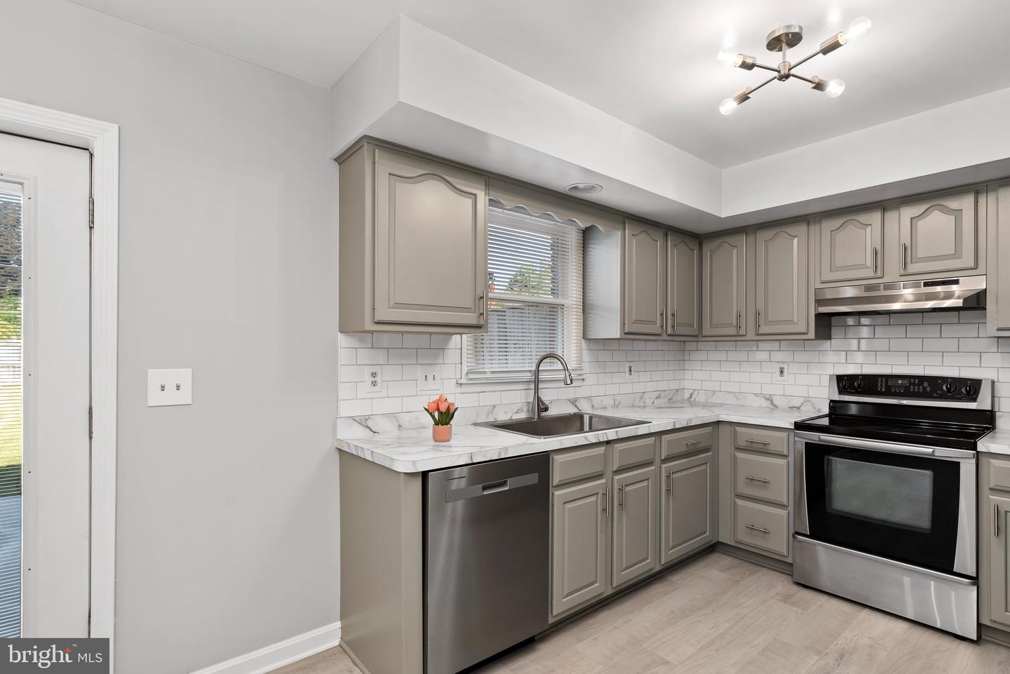 Photo 3 of 27 of 111 Lee Ann Ct townhome