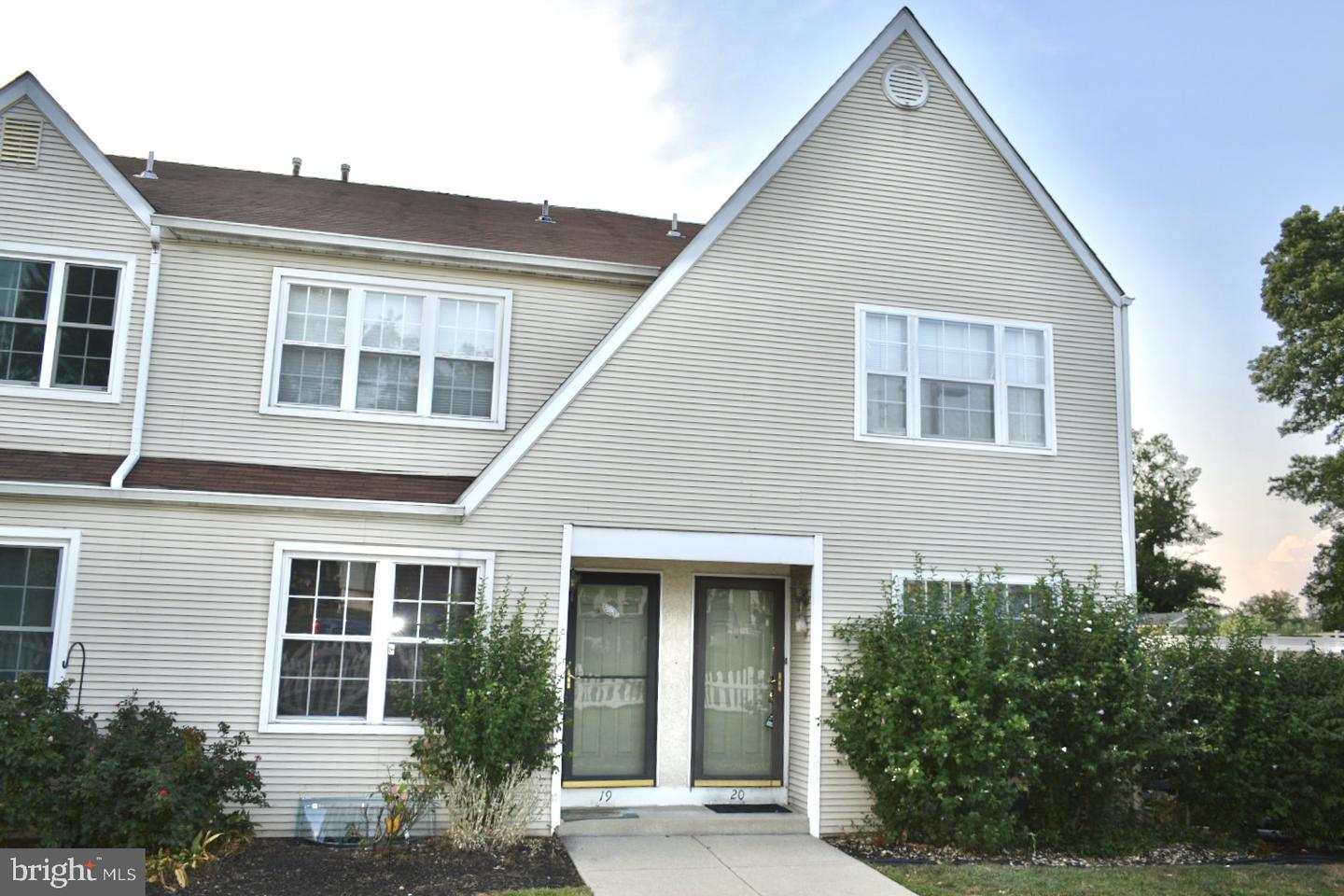 Photo 2 of 19 of 111 E Beechwood Ave #20 townhome