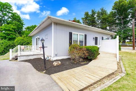 Single Family Residence in Newtown Square PA 10 Hickory LANE.jpg