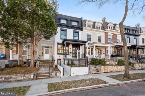 Townhouse in Washington DC 1408 Buchanan STREET.jpg