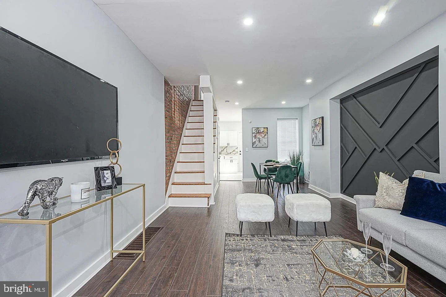 2445 W Seybert Street