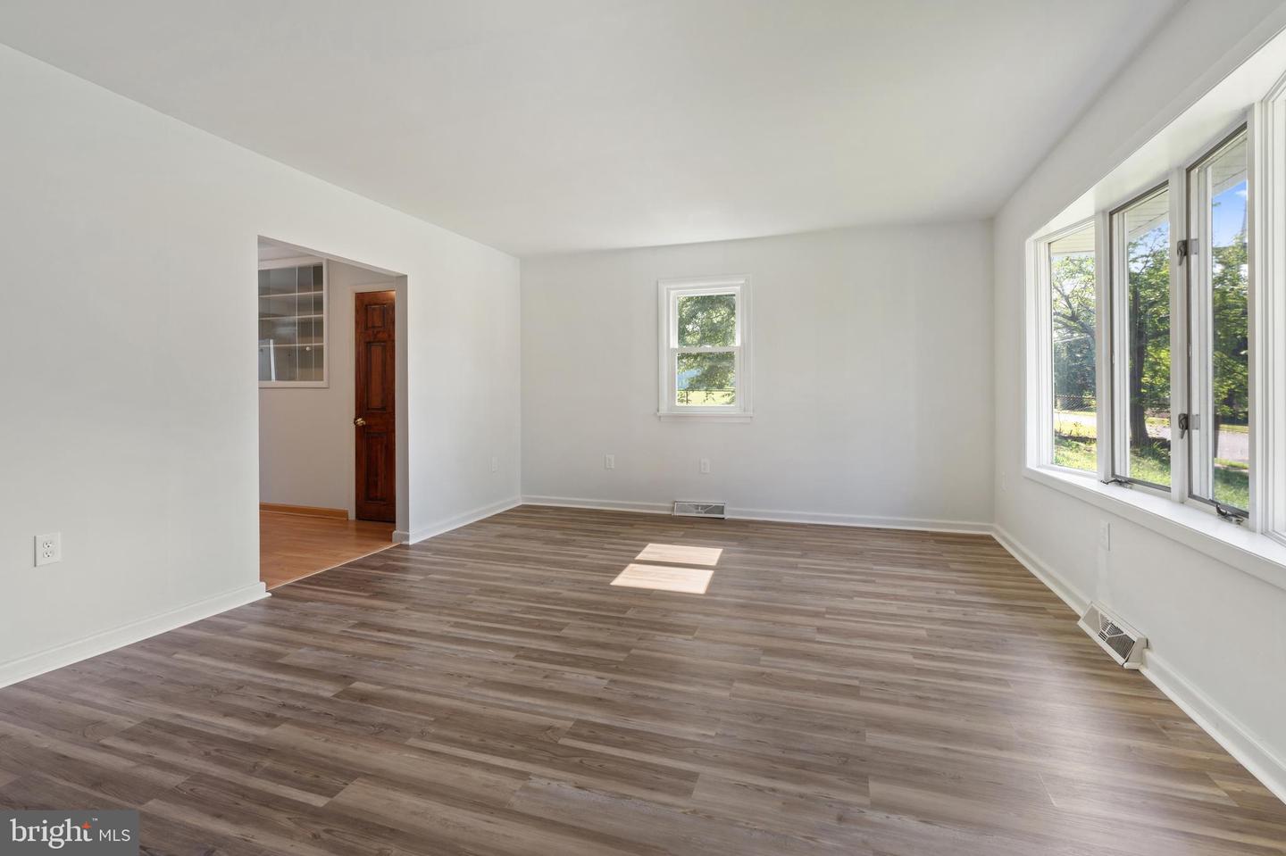 Photo 5 of 29 of 507 Crozier Ave house