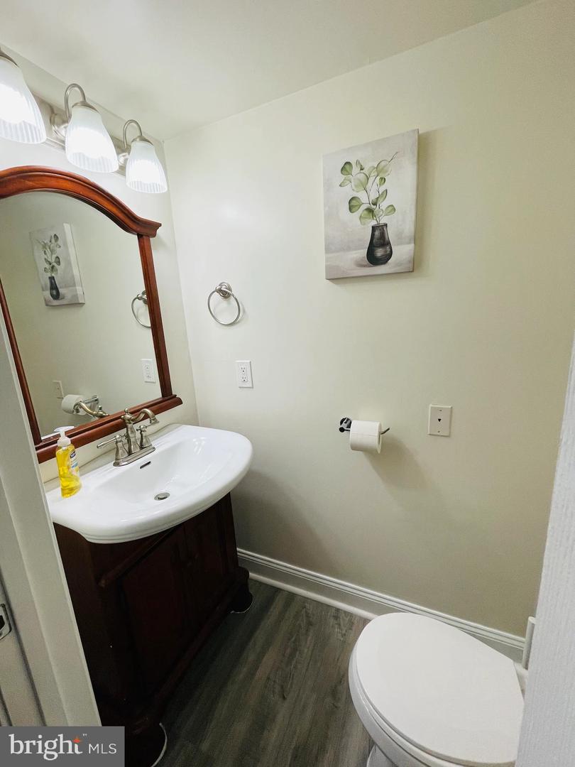 Photo 24 of 34 of 306 S Poppleton St townhome