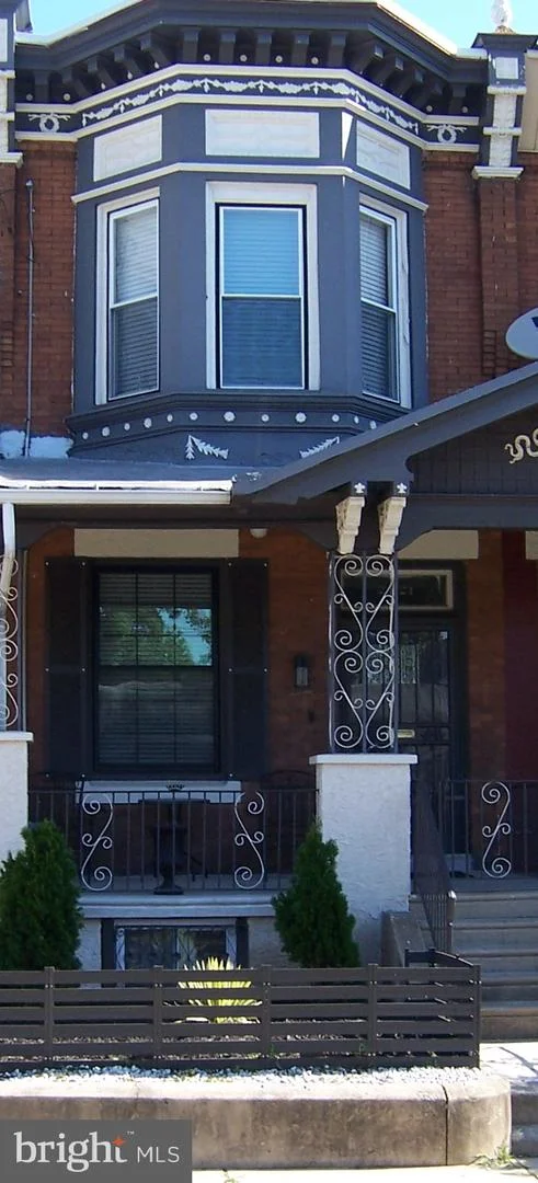 2521 W Hagert Street