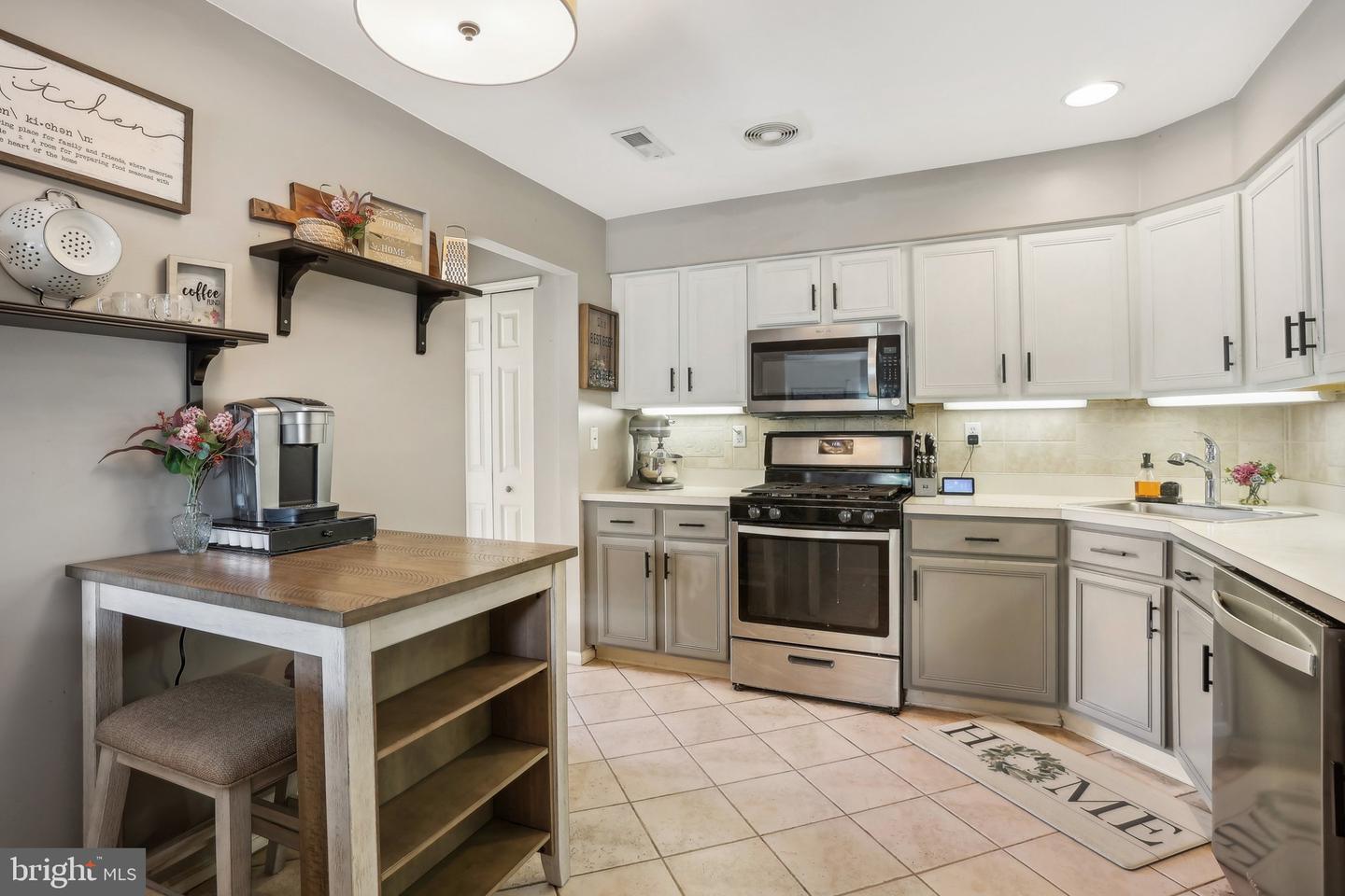 Photo 15 of 47 of 484 Stoneglen St townhome