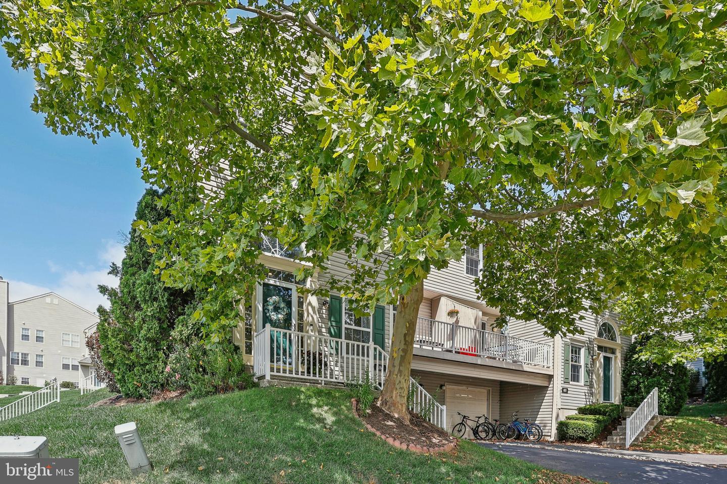 Photo 4 of 47 of 484 Stoneglen St townhome
