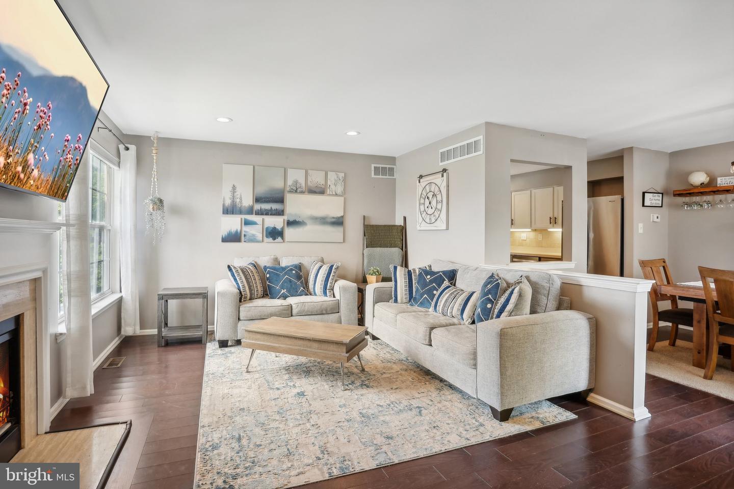 Photo 9 of 47 of 484 Stoneglen St townhome