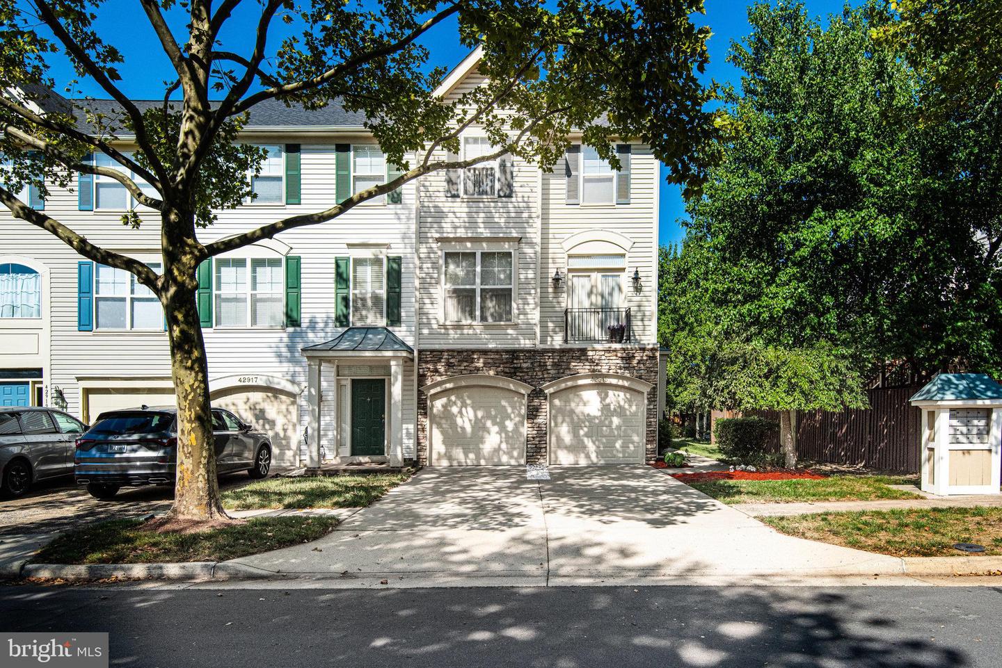 View Chantilly, VA 20152 townhome