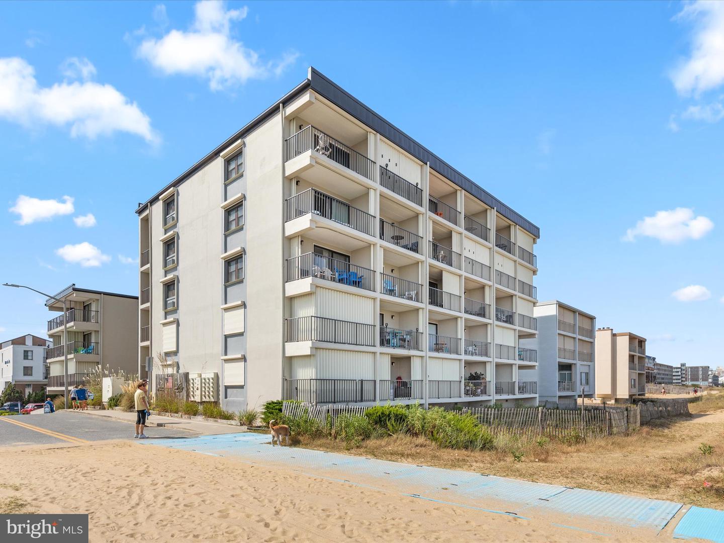 Photo 2 of 28 of 7001 Atlantic Ave #E2060b condo