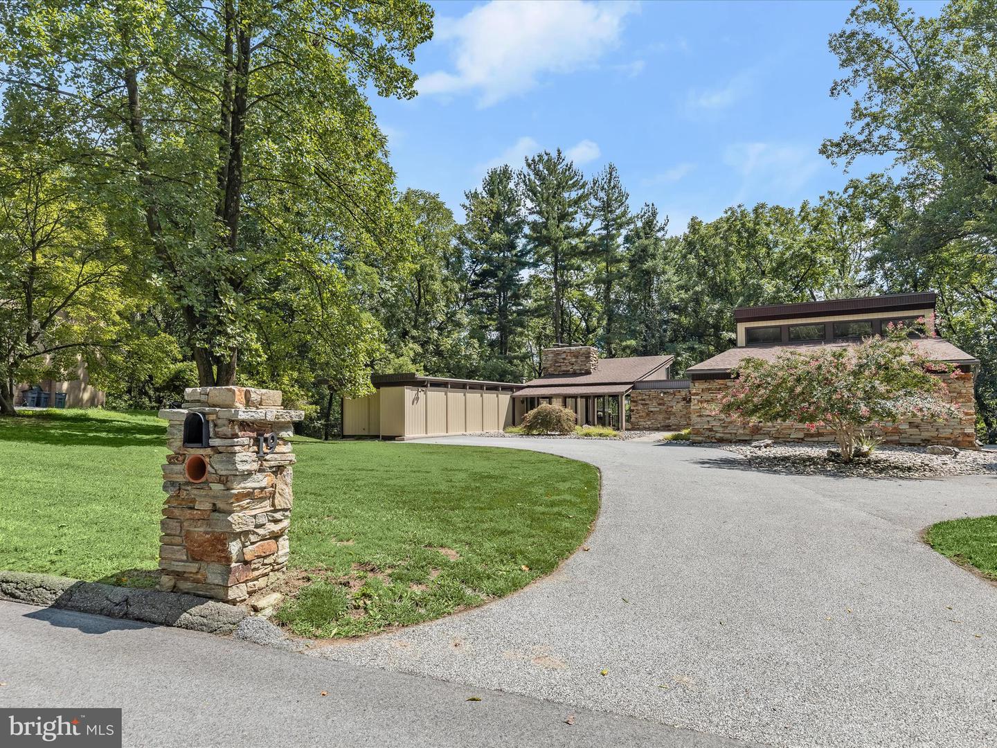 Photo 2 of 76 of 19 Branchwood Ct house