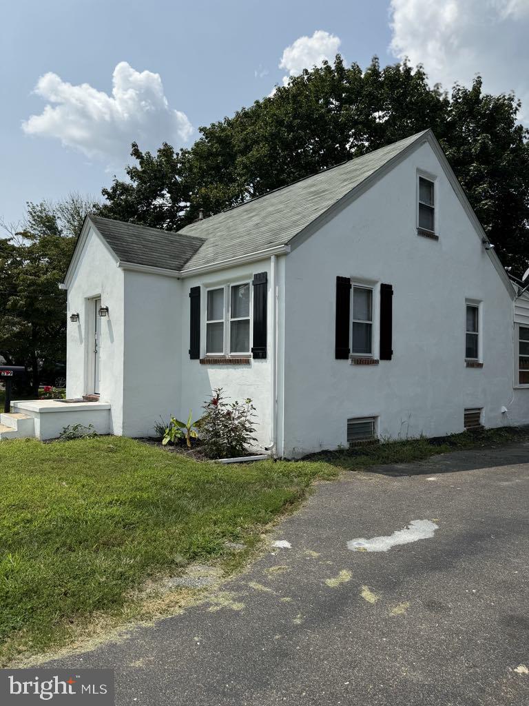 Photo 3 of 11 of 319 Pine St house