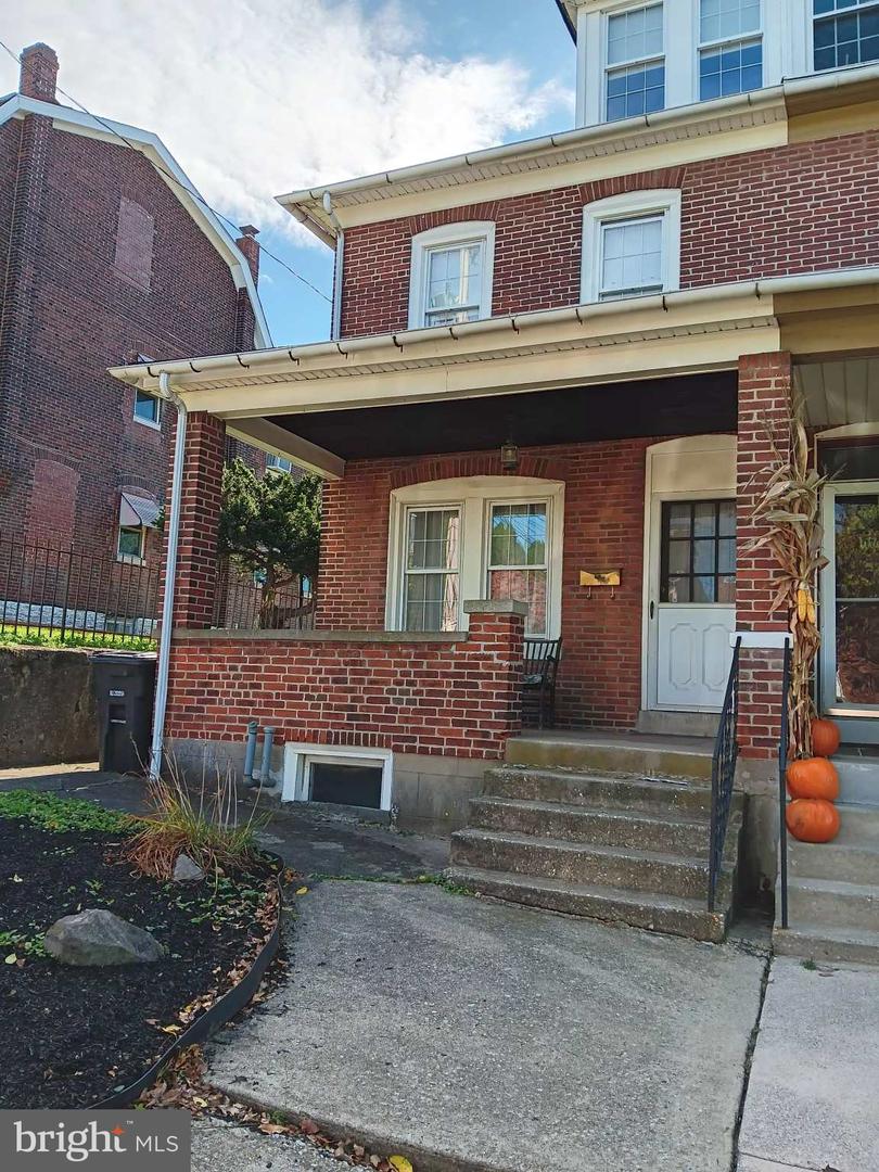 121 W 2nd Ave