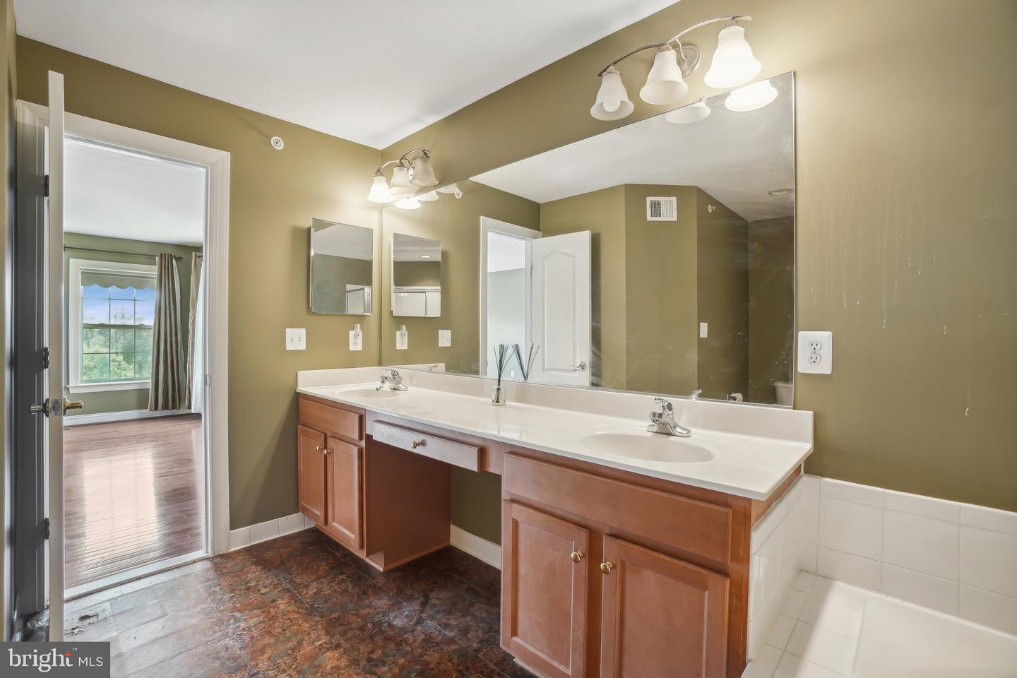Photo 17 of 27 of 14833 Cloverdale Rd #95 townhome