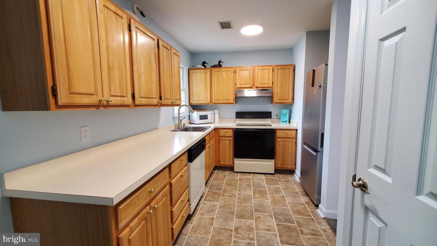 Photo 5 of 21 of 25 E Village Rd townhome