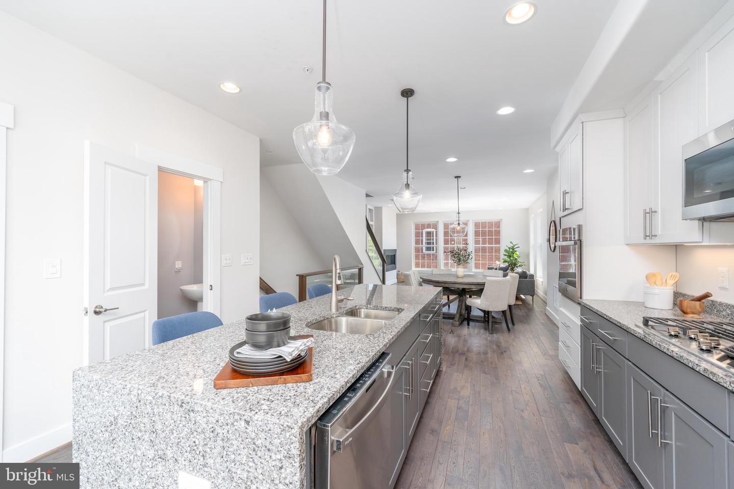 Photo 5 of 42 of 600 S Dean St townhome