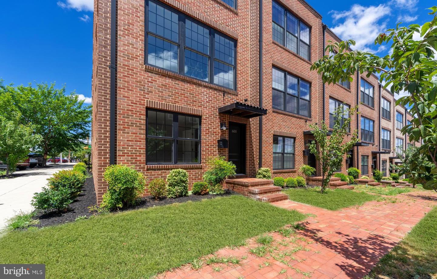 Photo 34 of 42 of 600 S Dean St townhome