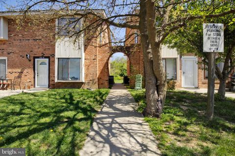 Townhouse in Newark DE 917 Cobble Creek CURVE.jpg