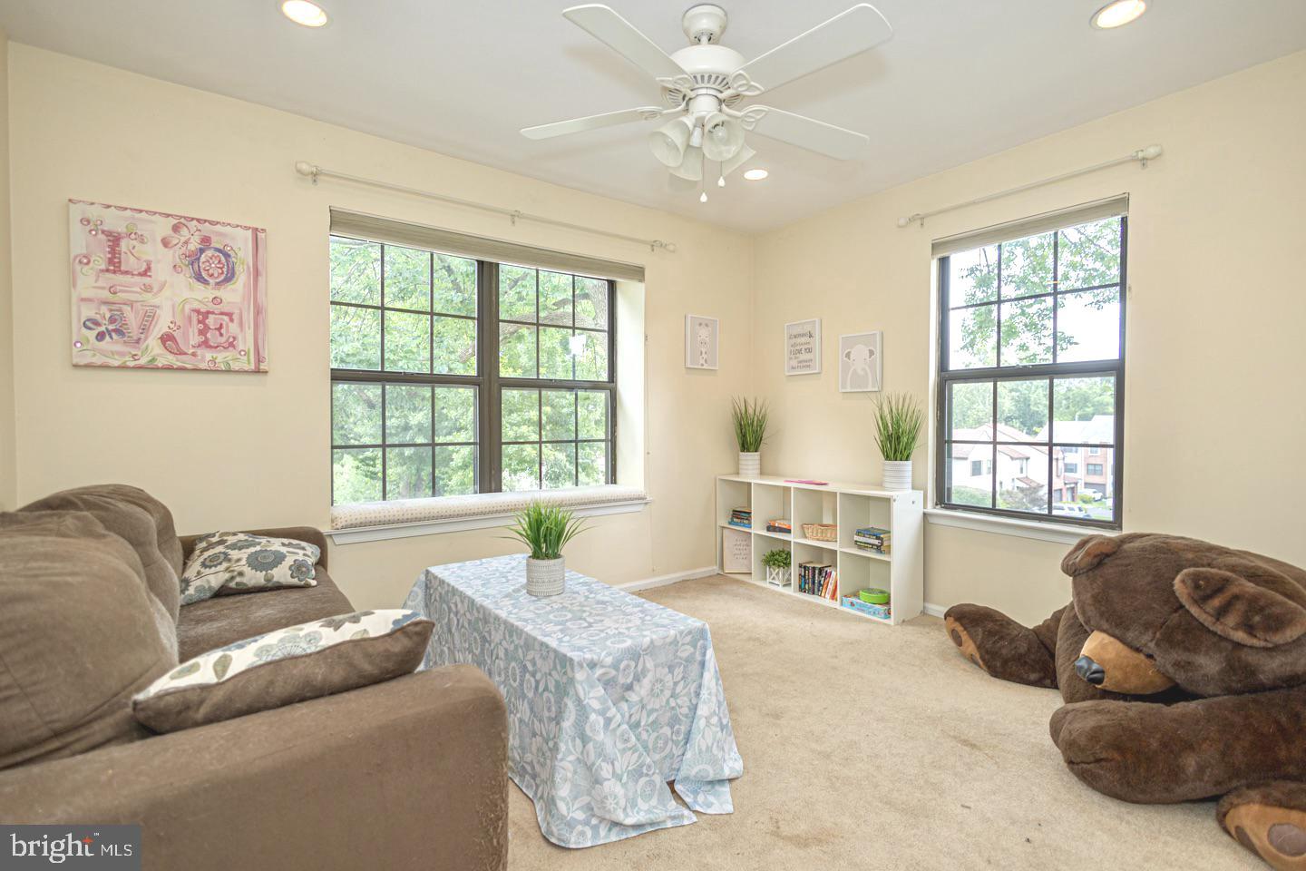 Photo 17 of 33 of 27 Pin Oak Ct townhome