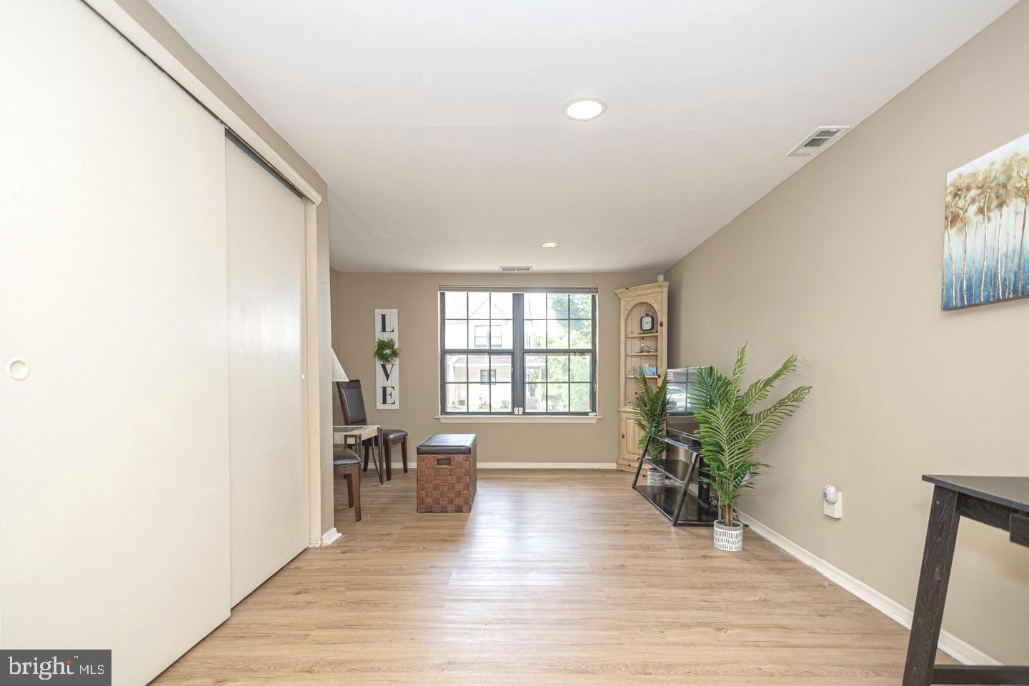 Photo 21 of 33 of 27 Pin Oak Ct townhome
