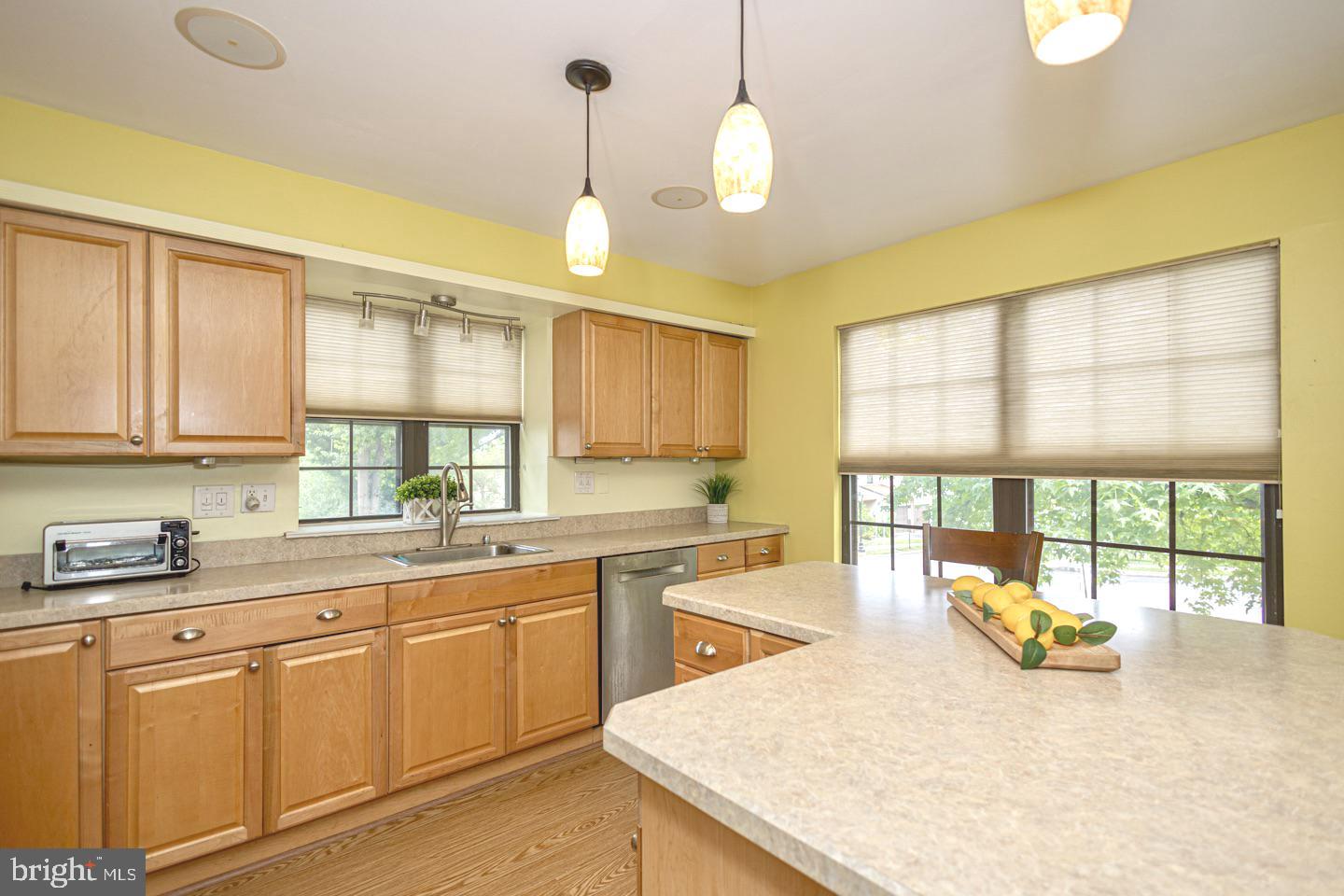 Photo 3 of 33 of 27 Pin Oak Ct townhome