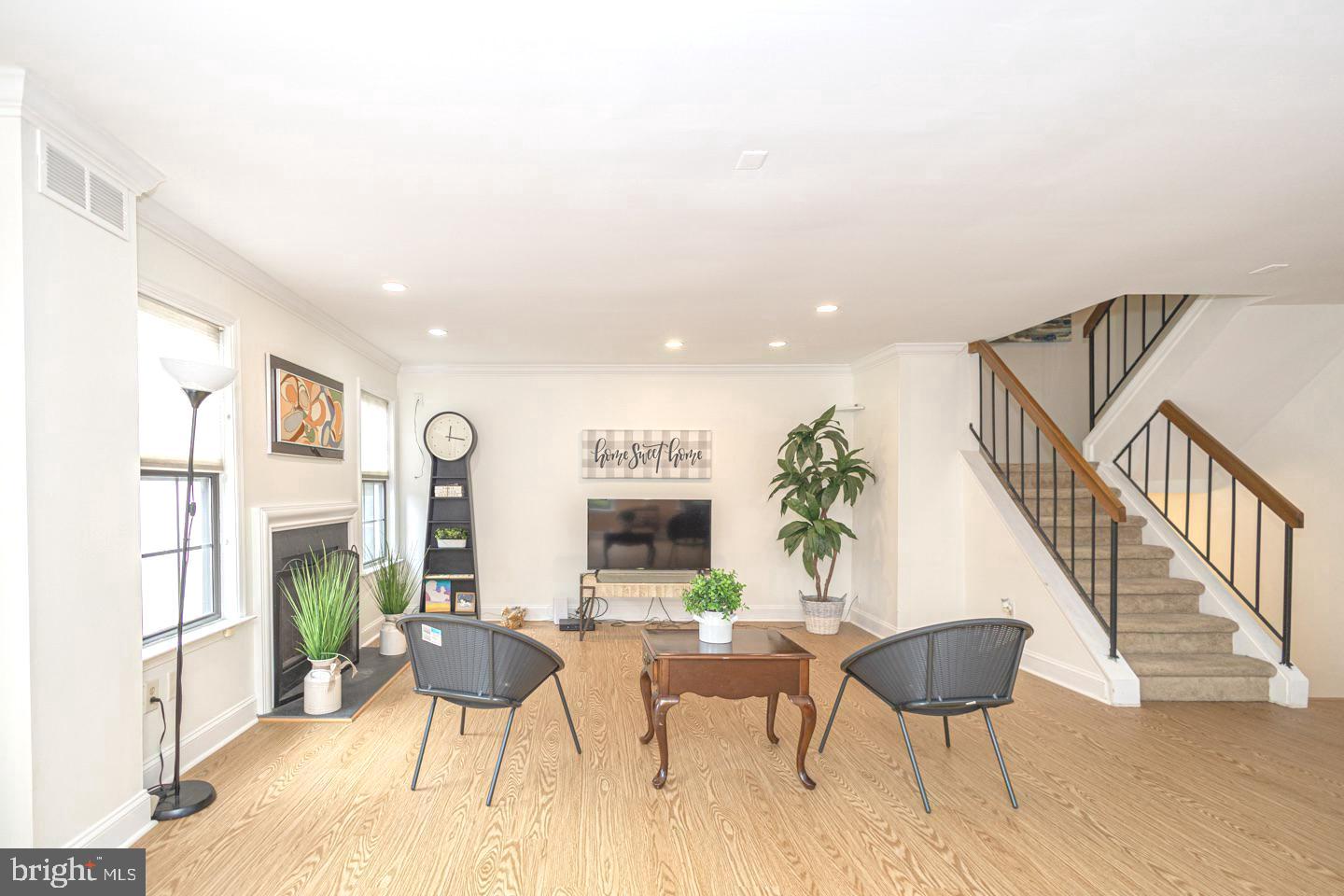 Photo 6 of 33 of 27 Pin Oak Ct townhome