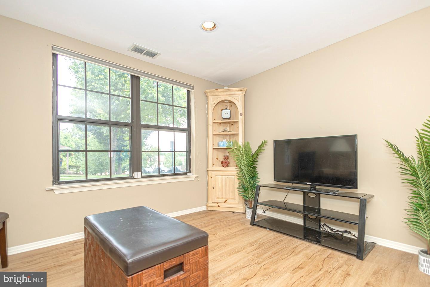 Photo 23 of 33 of 27 Pin Oak Ct townhome