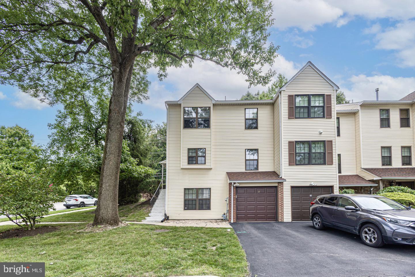 Photo 26 of 33 of 27 Pin Oak Ct townhome