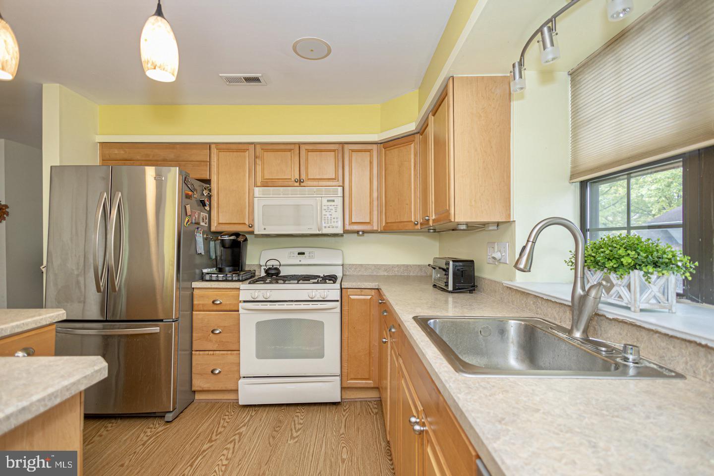 Photo 2 of 33 of 27 Pin Oak Ct townhome