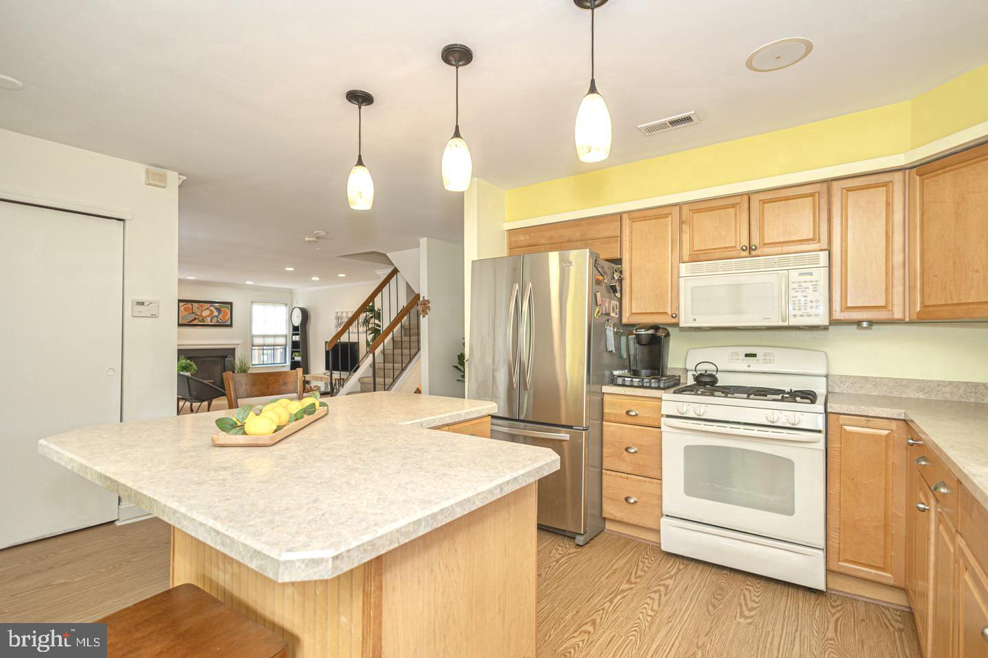 Photo 7 of 33 of 27 Pin Oak Ct townhome