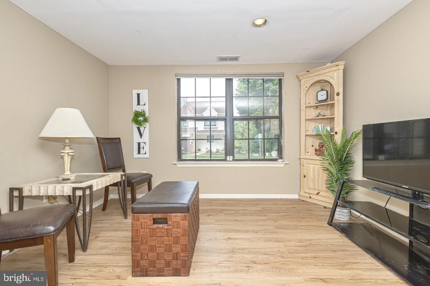 Photo 22 of 33 of 27 Pin Oak Ct townhome