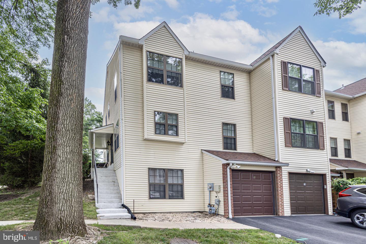 Photo 1 of 33 of 27 Pin Oak Ct townhome