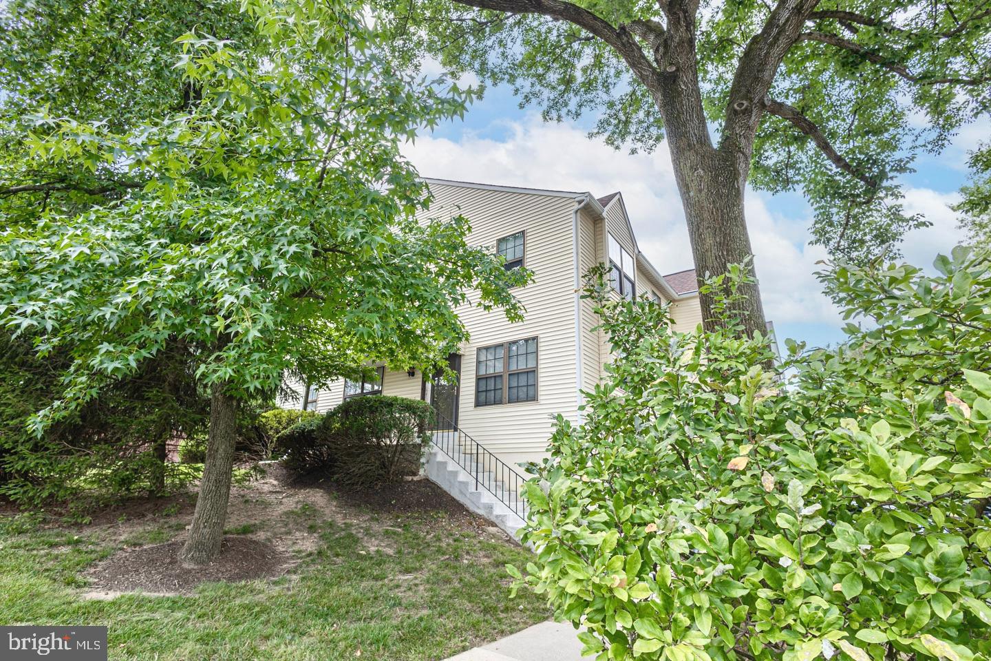 Photo 27 of 33 of 27 Pin Oak Ct townhome