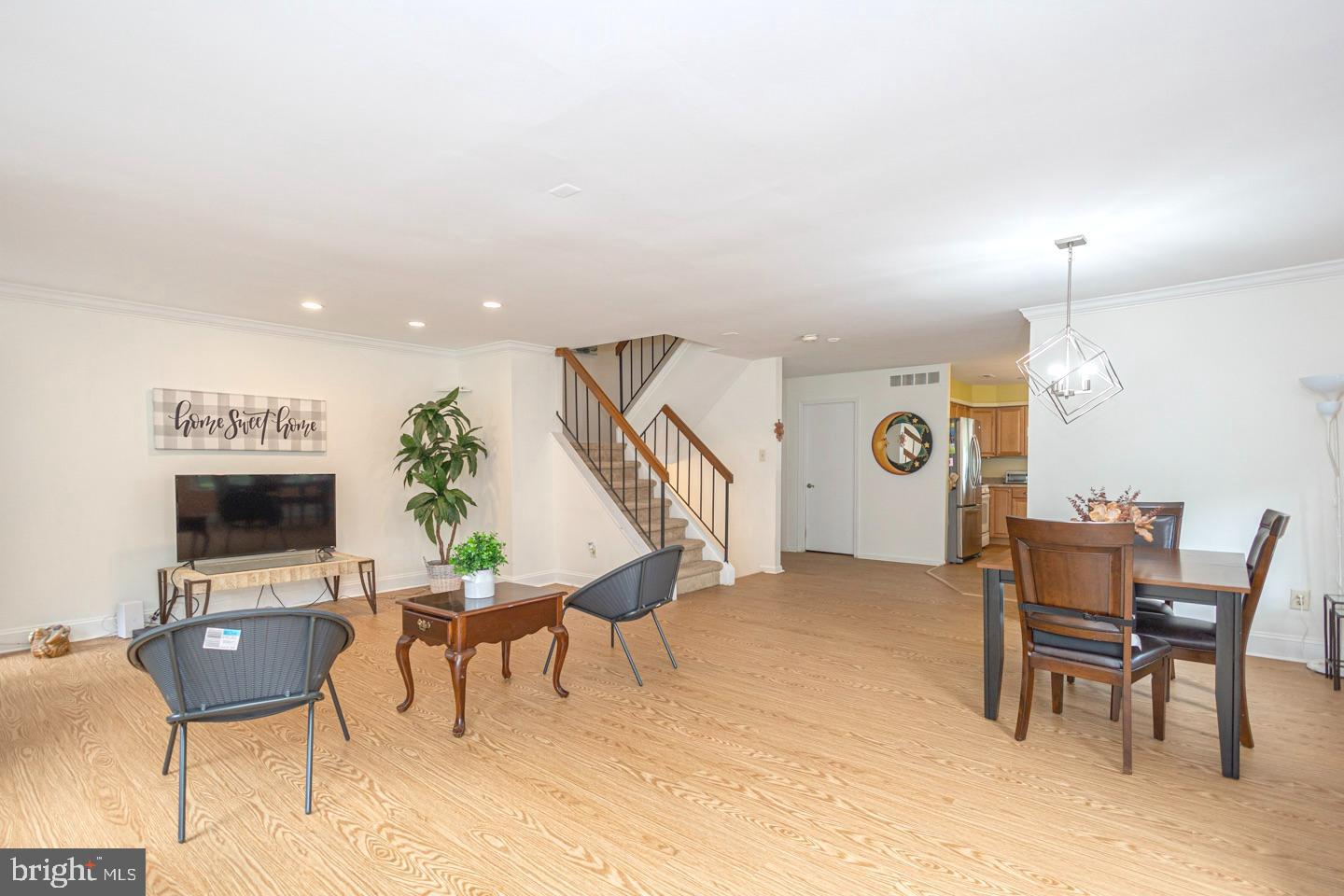 Photo 9 of 33 of 27 Pin Oak Ct townhome