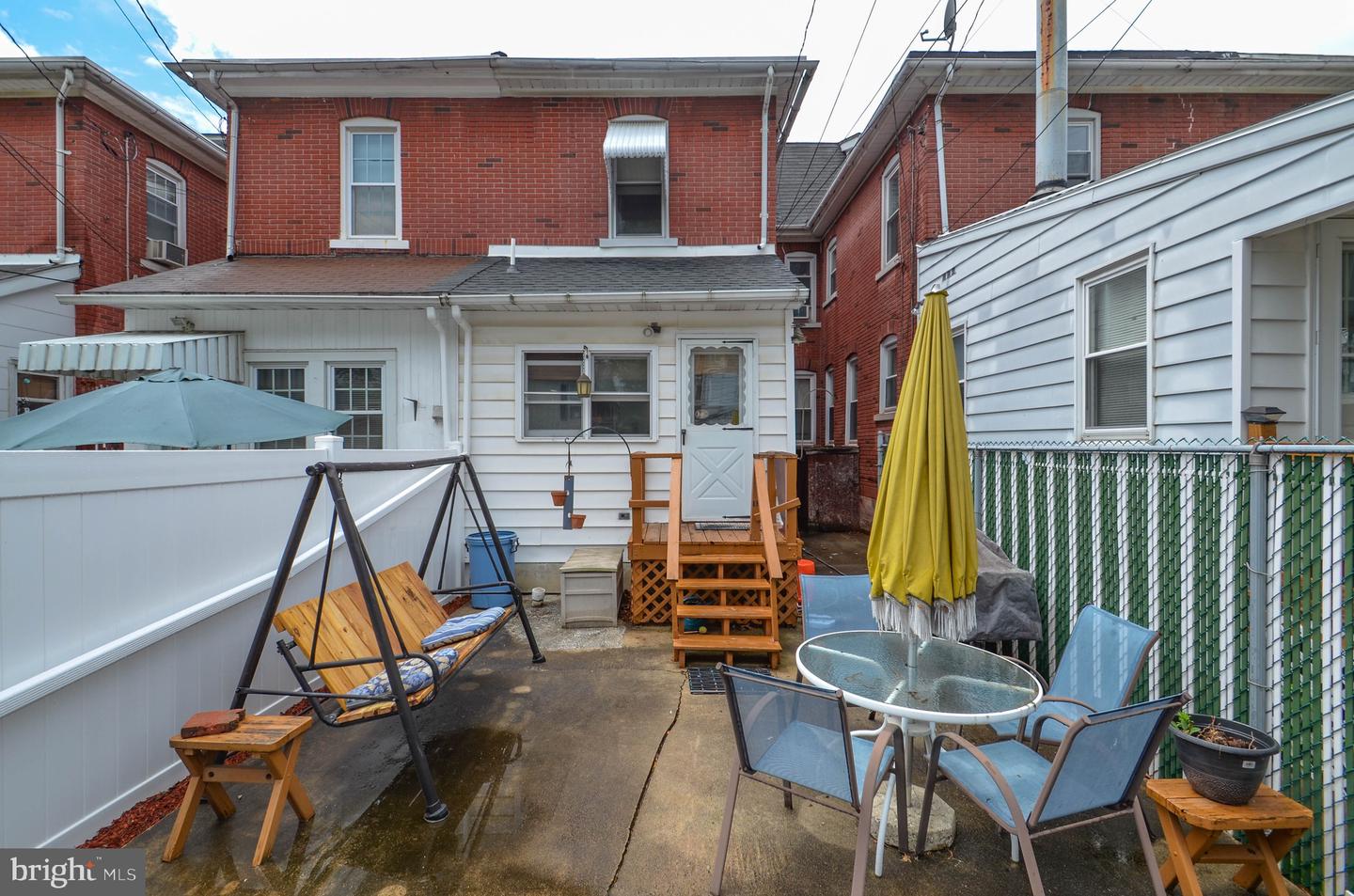 Photo 3 of 29 of 808 Elm St townhome