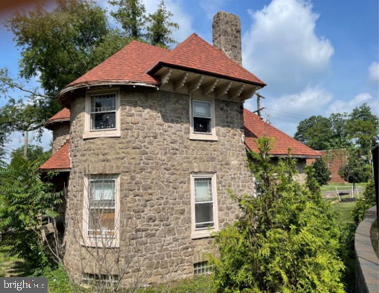 Photo 5 of 22 of 701 S. Bethlehem Pike house