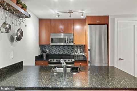 Condominium in Washington DC 1121 24th STREET 5.jpg