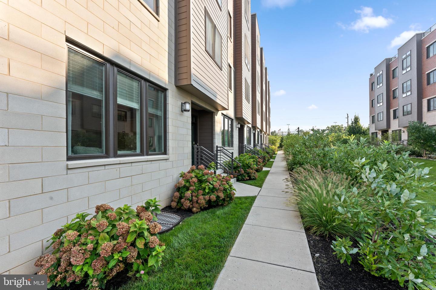 Photo 3 of 26 of 701 Lakeview Ct #Bldg 700 townhome