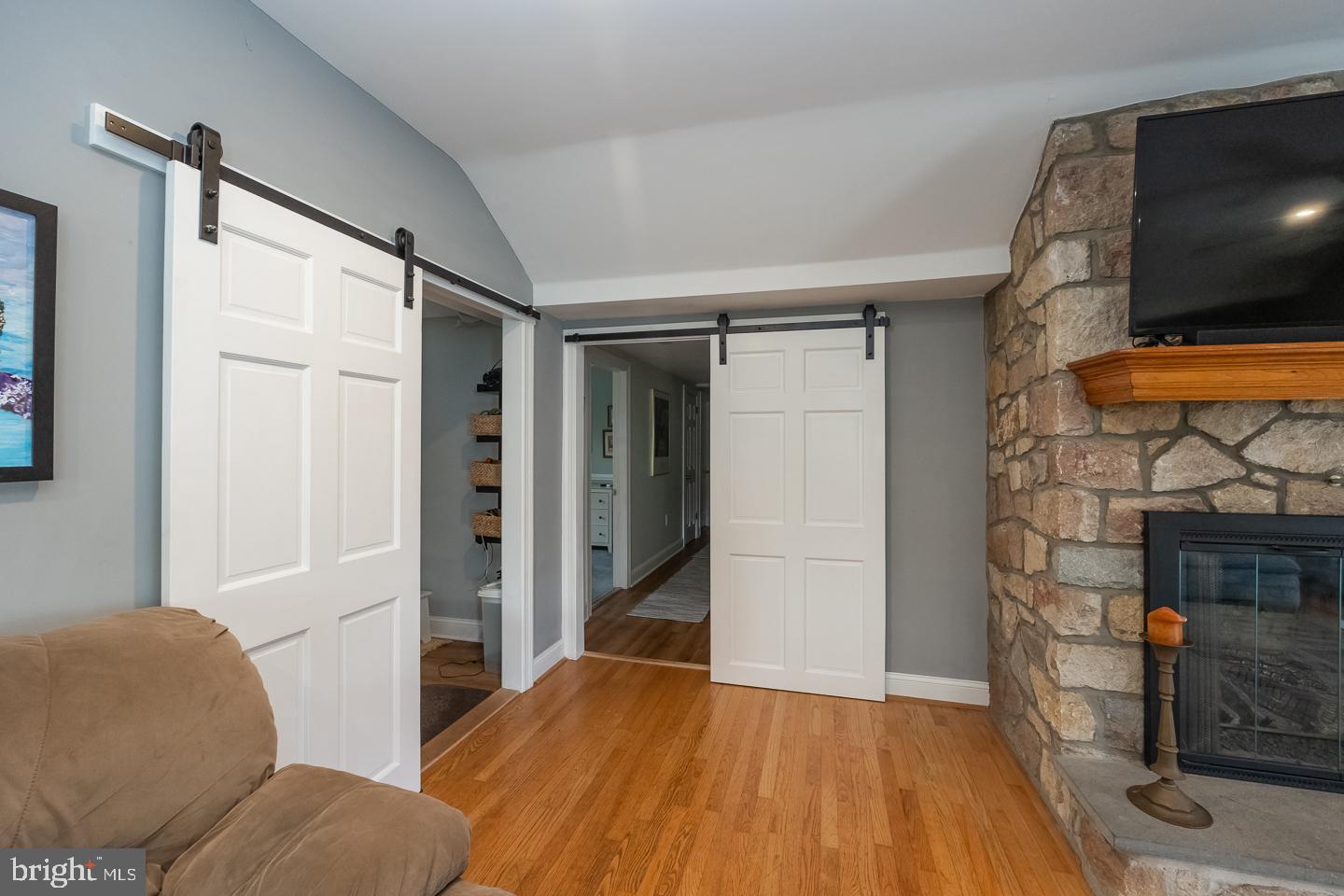 Photo 9 of 28 of 48 Delmont Rd house