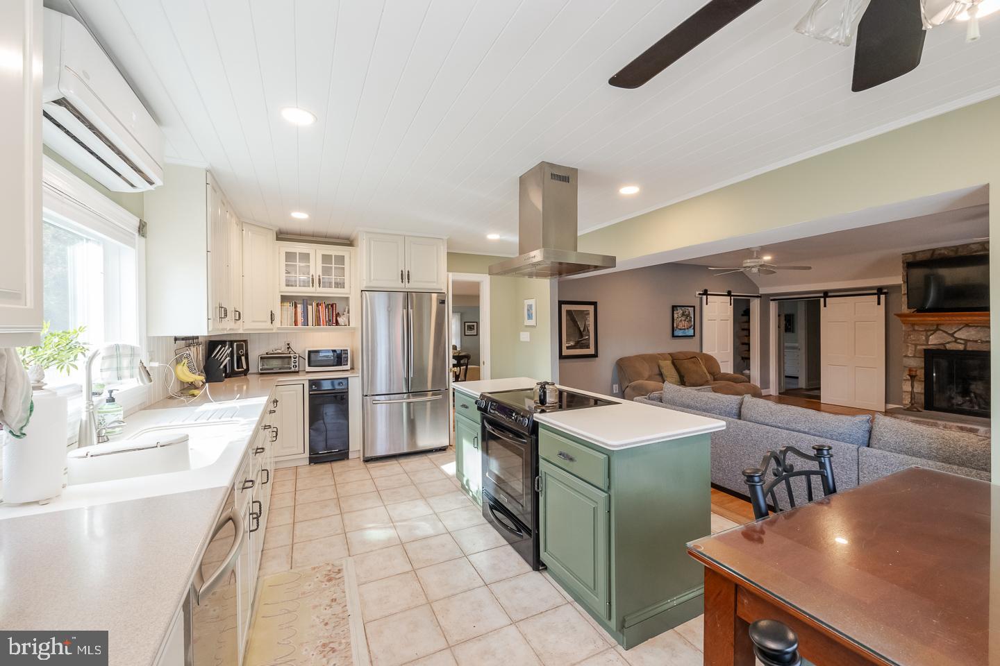 Photo 4 of 28 of 48 Delmont Rd house