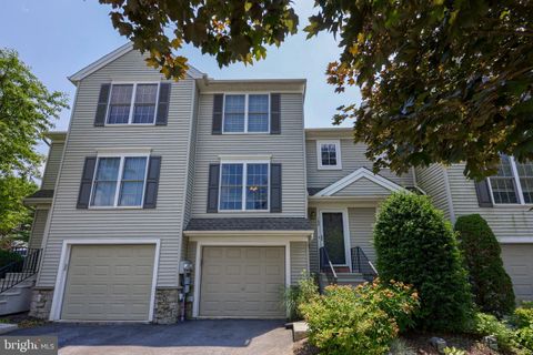 Townhouse in Lancaster PA 102 Banyan Circle DRIVE.jpg