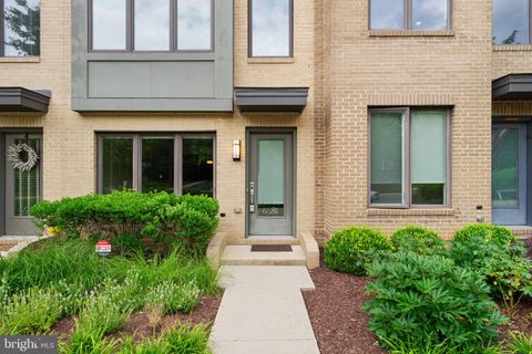 Townhouse in Bethesda MD 6581 Rock Spring DRIVE.jpg