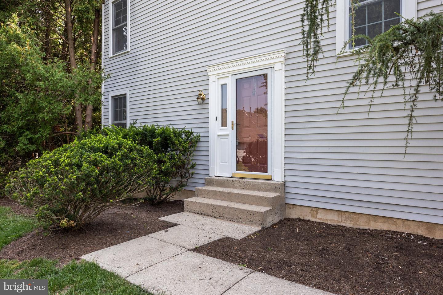 Photo 3 of 27 of 33 Cadwalader Ct townhome