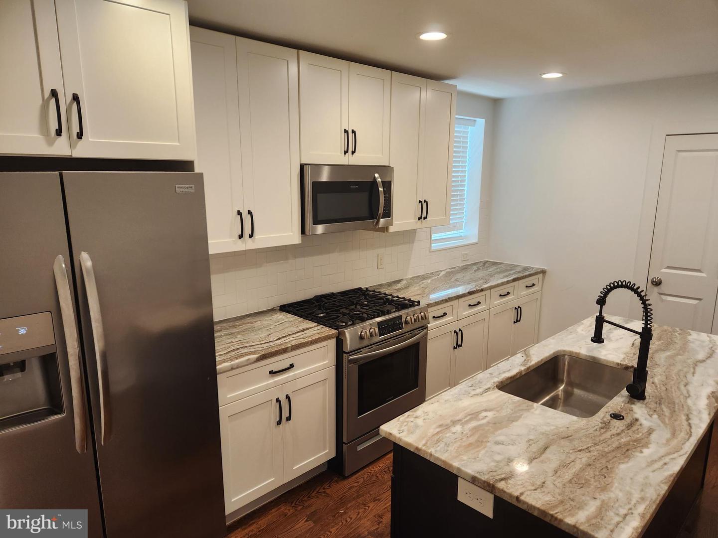 Photo 9 of 27 of 2112 E Fayette St townhome